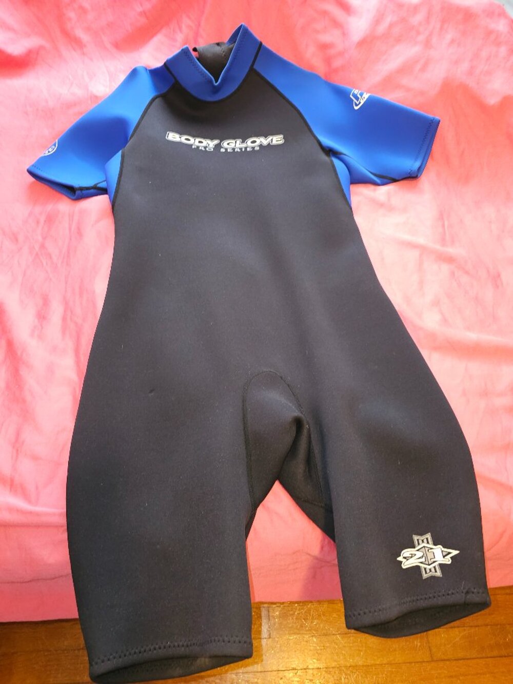 BODYGLOVE MEN WETSUIT SHORTY SIZE  L BLACK AND BLUE